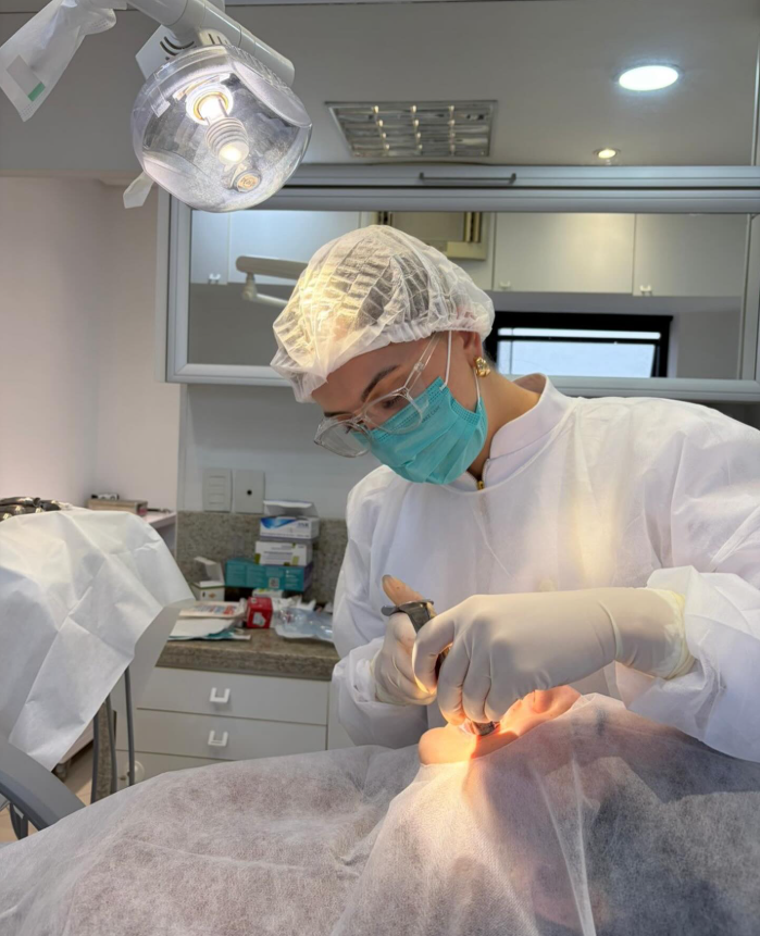 Dra. Elisa realizando um atendimento odontológico